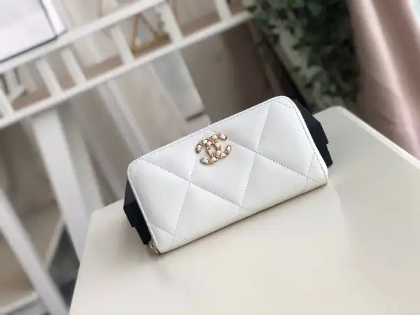 CHANEL 19 ZIPPED WALLET