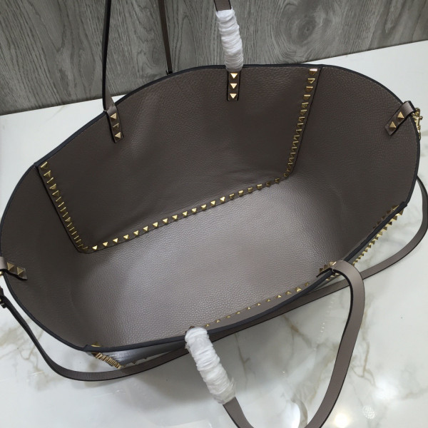 HOT SALE VALENTINO MEDIUM GRAIN CALFSKIN LEATHER ROCKSTUD BAG