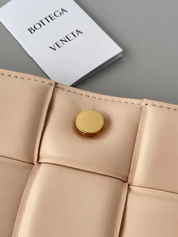 BOTTEGA VENETA CASSETTE