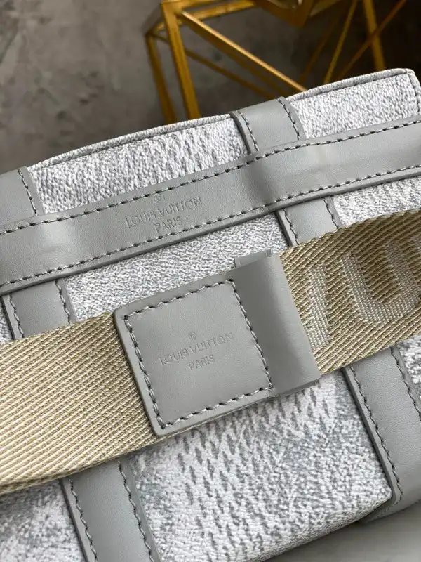 LOUIS VUITTON TRUNK SLINGBAG