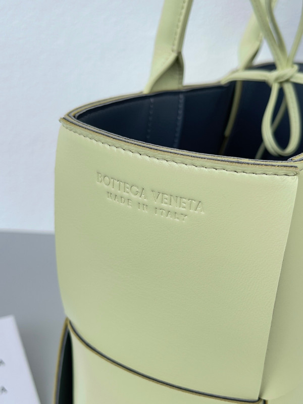 HOT SALE BOTTEGA VENETA Small Arco Tote Bag