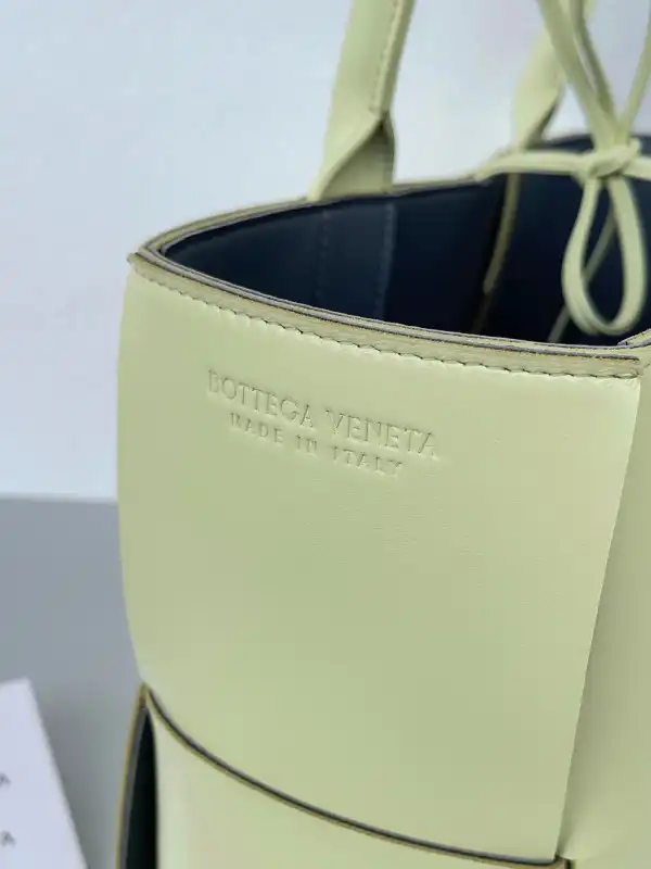 Yupoo bagsoffer BOTTEGA VENETA Small Arco Tote Bag