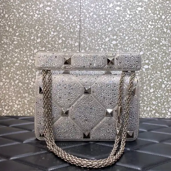 Bagsoffer yupoo VALENTINO MEDIUM ROMAN STUD THE SHOULDER BAG WITH CHAIN