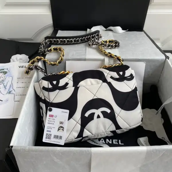 First bag ru CHANEL 19 FLAP BAG