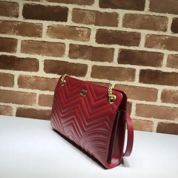 GUCCI GG Marmont matelassé medium shoulder bag