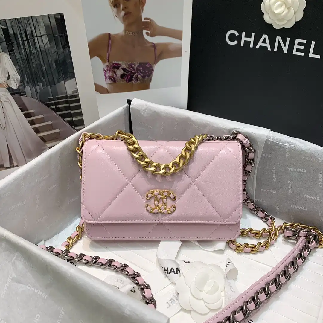 CHANEL19 WALLET ON CHAIN