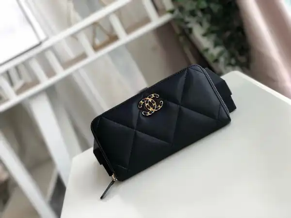 First bag ru CHANEL 19 ZIPPED WALLET