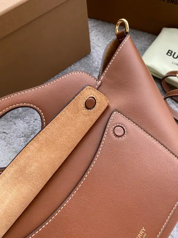 First bag ru BURBERRY Pocket Tote