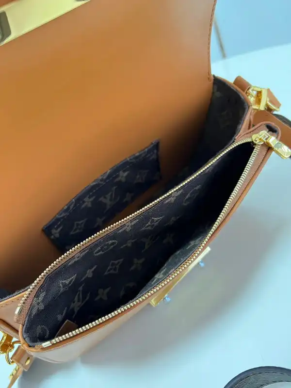 First bag ru Louis Vuitton SWING