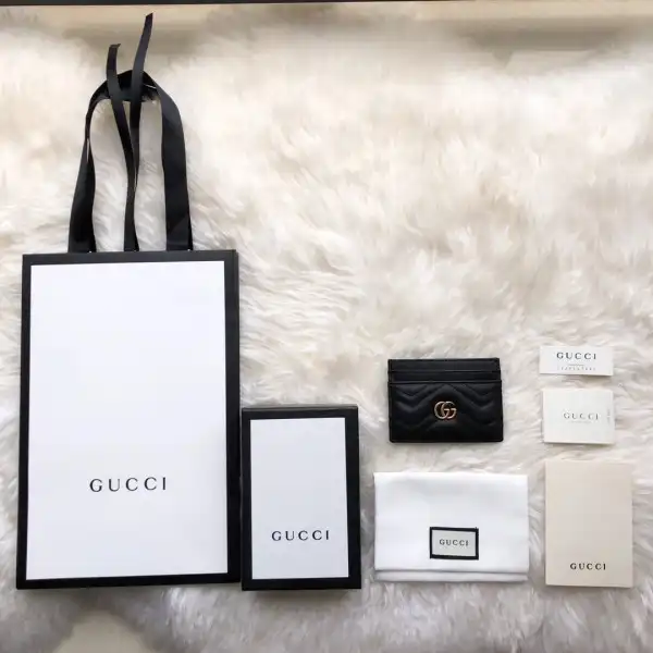 First bag ru GUCCI MARMONT CARD CASE