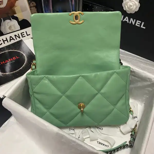 First bag ru CHANEL 19 FLAP BAG