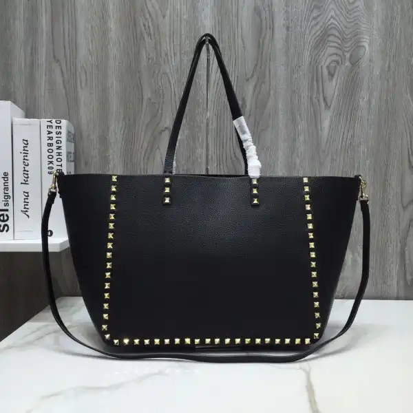 VALENTINO MEDIUM GRAIN CALFSKIN LEATHER ROCKSTUD BAG