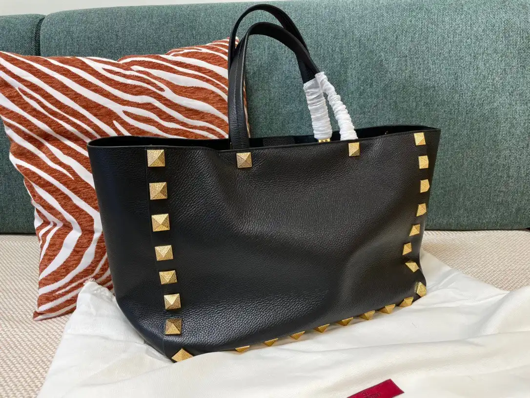 TO VALENTINO GARAVANI ROMAN STUD TOTE BAG