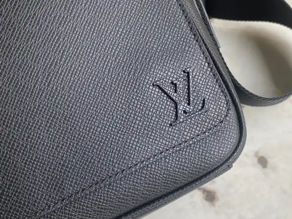 First bag ru LOUIS VUITTON DISTRICT PM