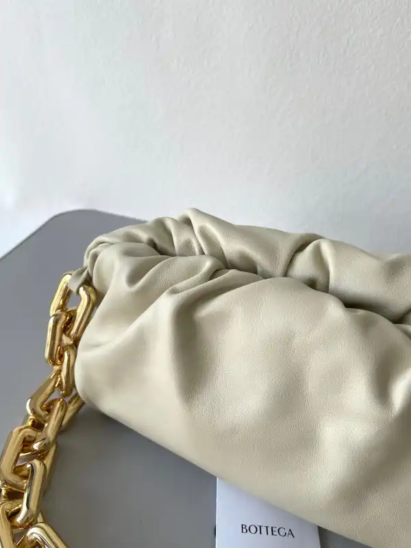 First bag ru BOTTEGA VENETA THE CHAIN POUCH