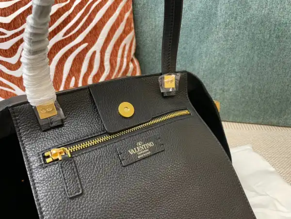 VALENTINO GARAVANI ROMAN STUD TOTE BAG