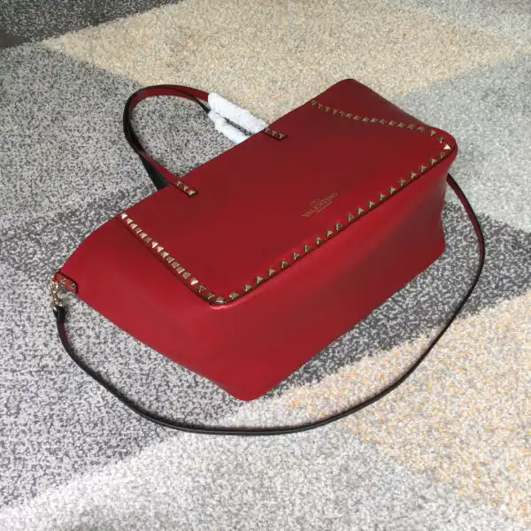 Firstbag Ru VALENTINO MEDIUM GRAIN CALFSKIN LEATHER ROCKSTUD BAG