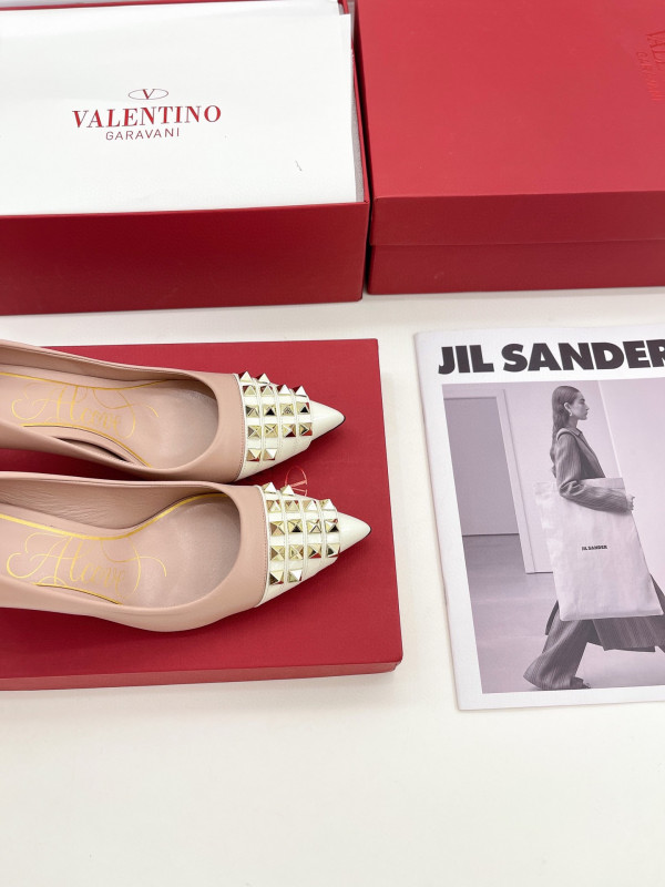 [FREE SHIPPING] VALENTINO ROCKSTUD ALCOVE KIDSKIN AND PATENT-LEATHER PUMP