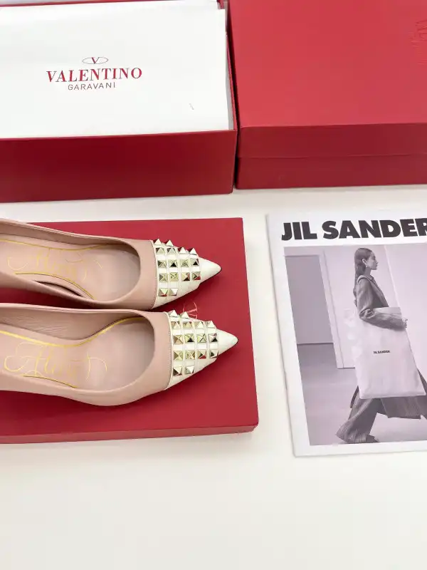 VALENTINO ROCKSTUD ALCOVE KIDSKIN AND PATENT-LEATHER PUMP