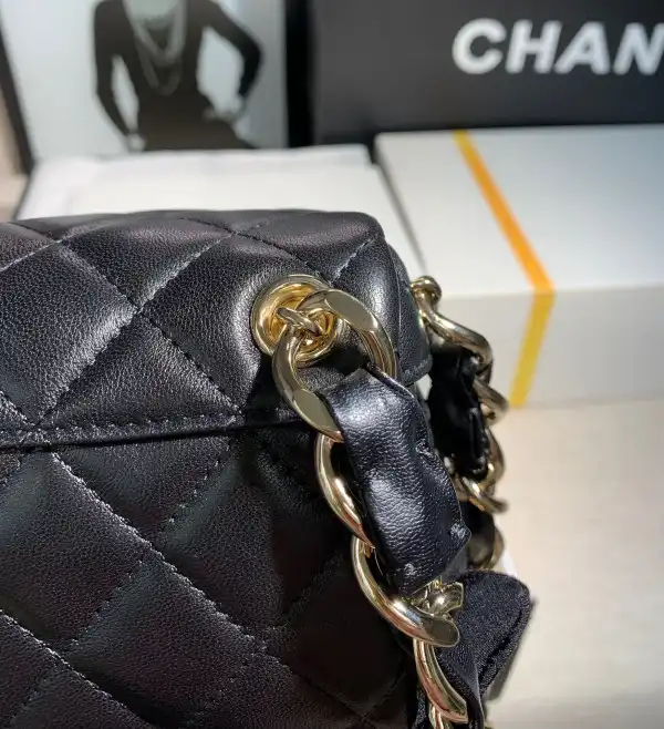 CHANEL CHANELUTCH WITH HANDLE