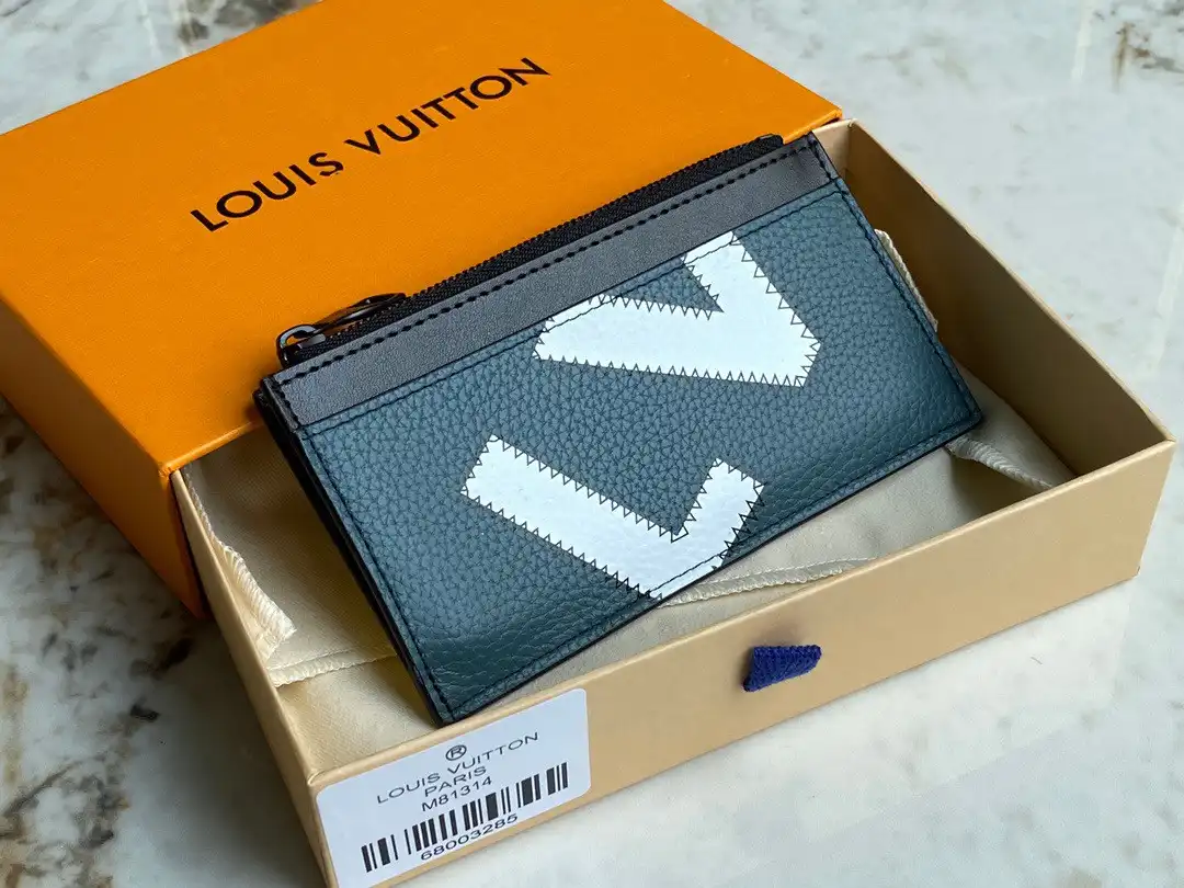 First bag ru LOUIS VUITTON CC HOLDER