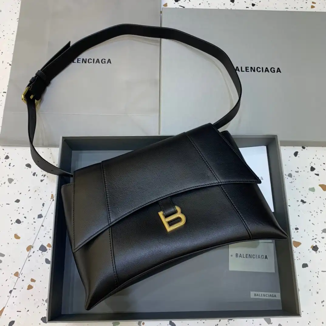 First Bag Ru BALENCIAGA DOWNTOWN MEDIUM SHOULDER BAG