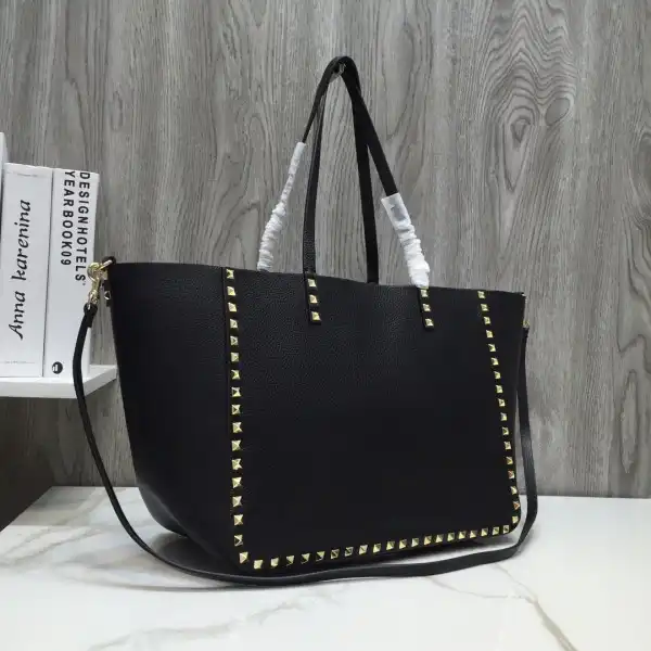 VALENTINO MEDIUM GRAIN CALFSKIN LEATHER ROCKSTUD BAG