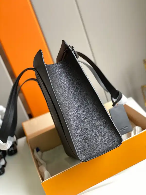 LOUIS VUITTON TOTE