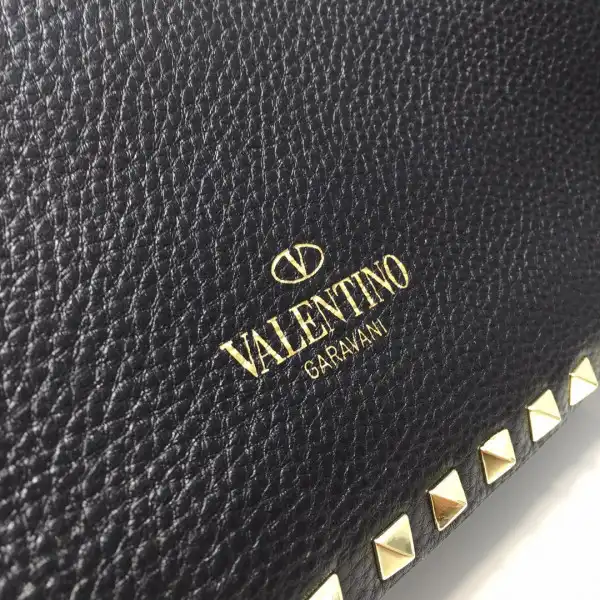 Bagsoffer yupoo VALENTINO MEDIUM GRAIN CALFSKIN LEATHER ROCKSTUD BAG