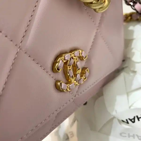 CHANEL19 WALLET ON CHAIN