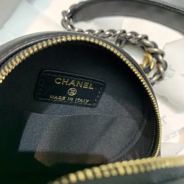 CHANEL 19 CHANELUTCH WITH CHAIN