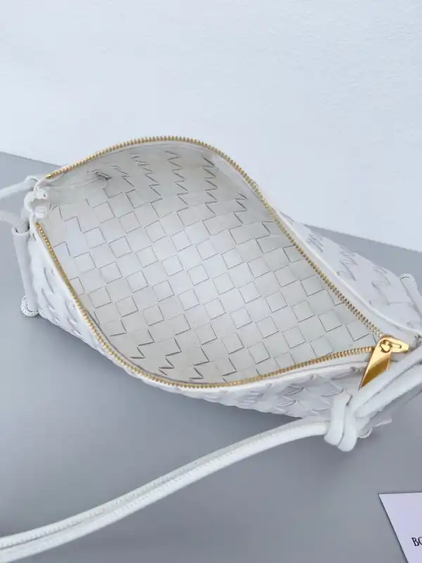 Yupoo bagsoffer BOTTEGA VENETA Pouch On Strap