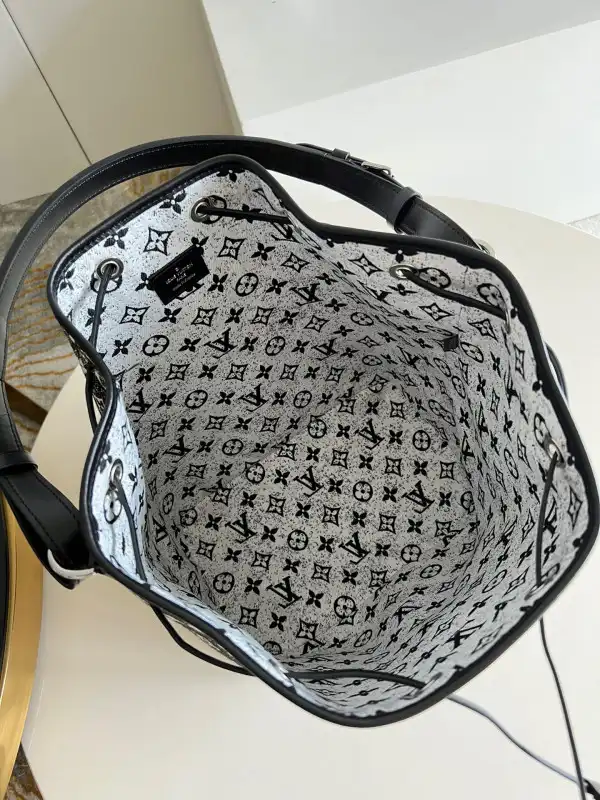 Frstbag ru LOUIS VUITTON PETIT NOÉ