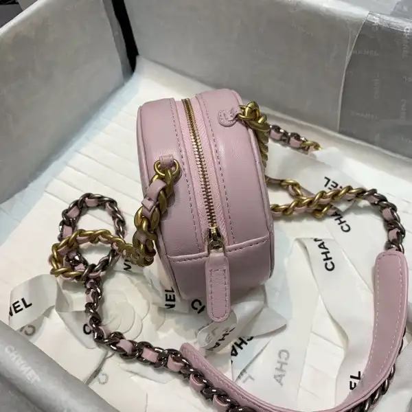 First bag ru CHANEL 19 CHANELUTCH WITH CHAIN