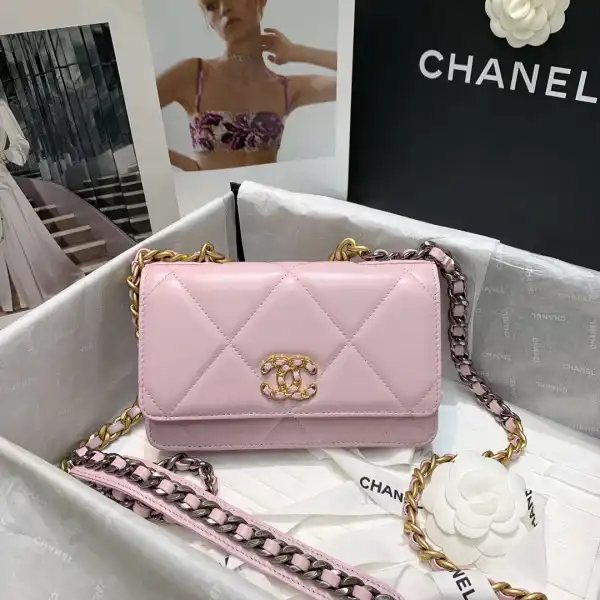 CHANEL19 WALLET ON CHAIN