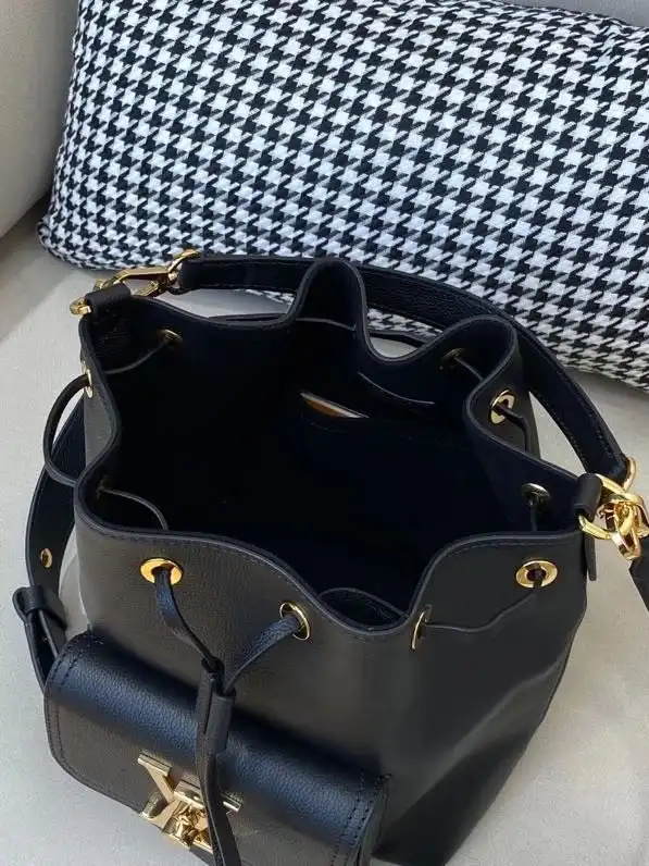 First bag ru LOUIS VUITTON LOCKME BUCKET