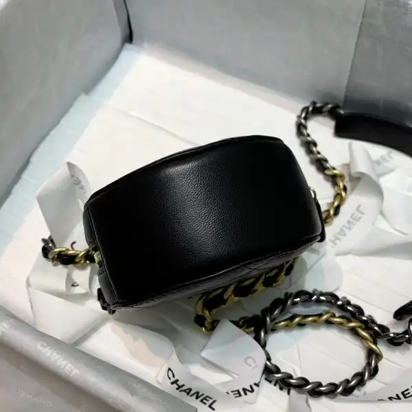 CHANEL 19 CHANELUTCH WITH CHAIN