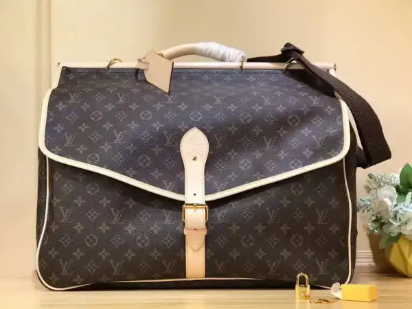 LOUIS VUITTON HUNTING BAG