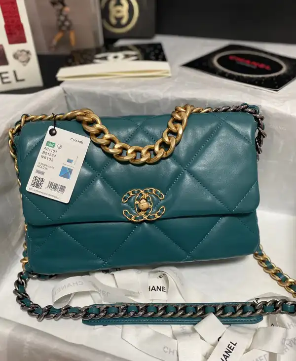 First bag ru CHANEL 19 FLAP BAG