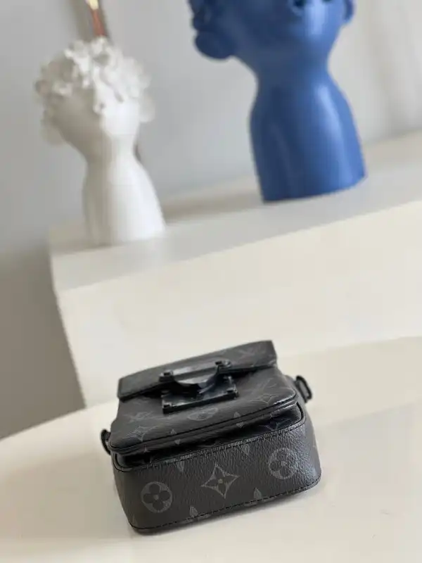 First bag ru LOUIS VUITTON S-LOCK VERTICAL WEARABLE WALLET