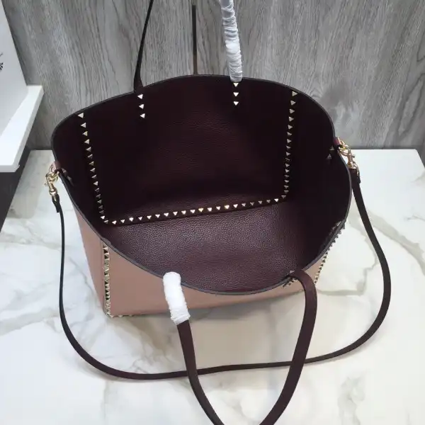 Frstbag ru VALENTINO MEDIUM GRAIN CALFSKIN LEATHER ROCKSTUD BAG