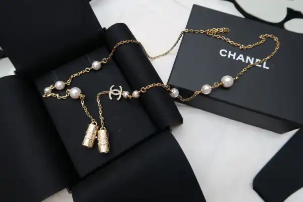 CL AIRPODS NECKLACE