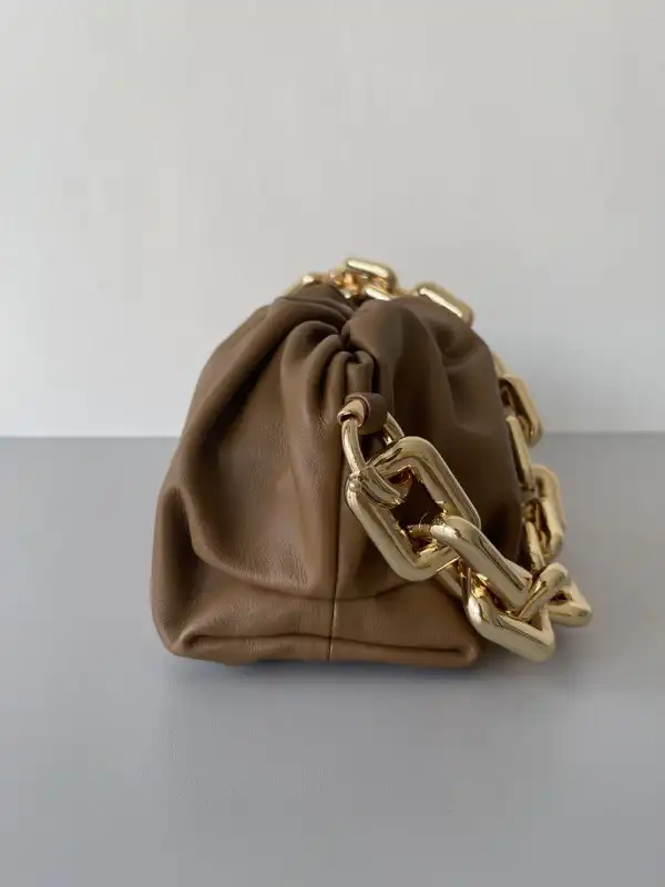 First bag ru BOTTEGA VENETA THE CHAIN POUCH