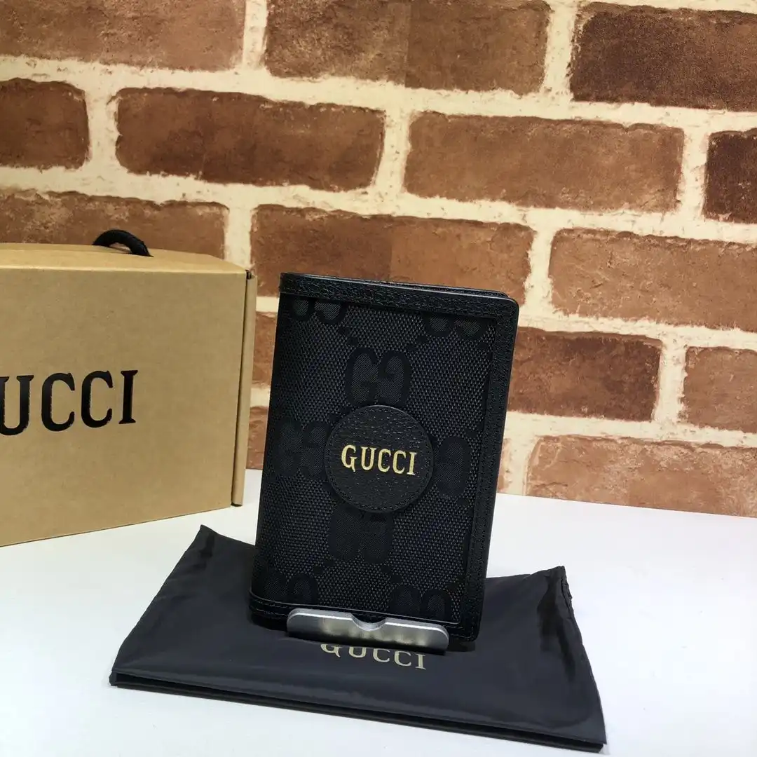 First bag ru GUCCI Off The Grid passport case