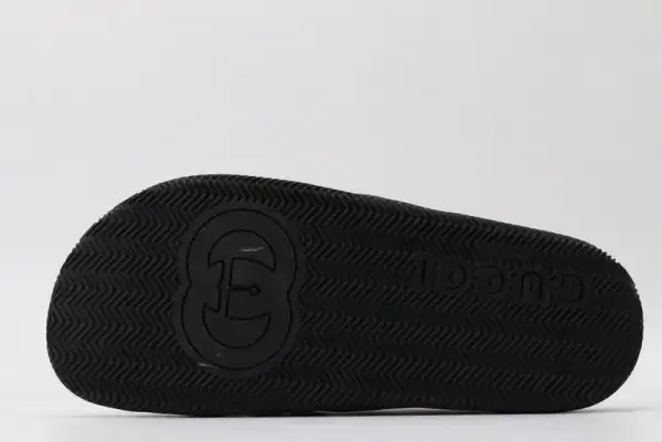 Bagsoffer GUCCI rubber slide sandal with Web