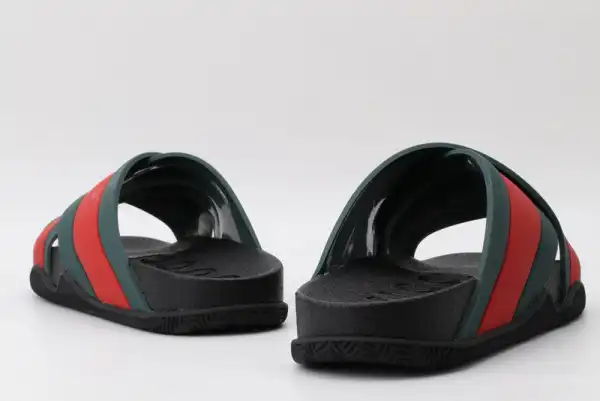 Bagsoffer GUCCI rubber slide sandal with Web