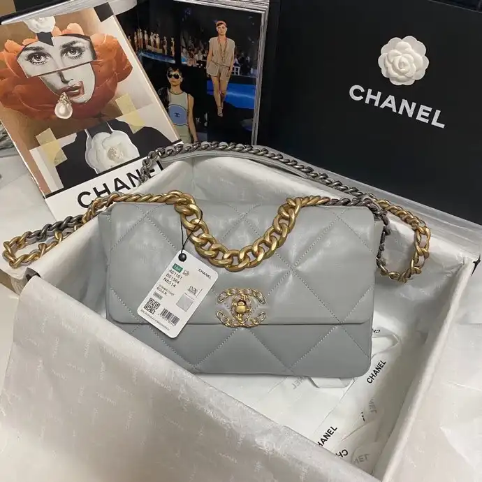 First bag ru CHANEL 19 FLAP BAG