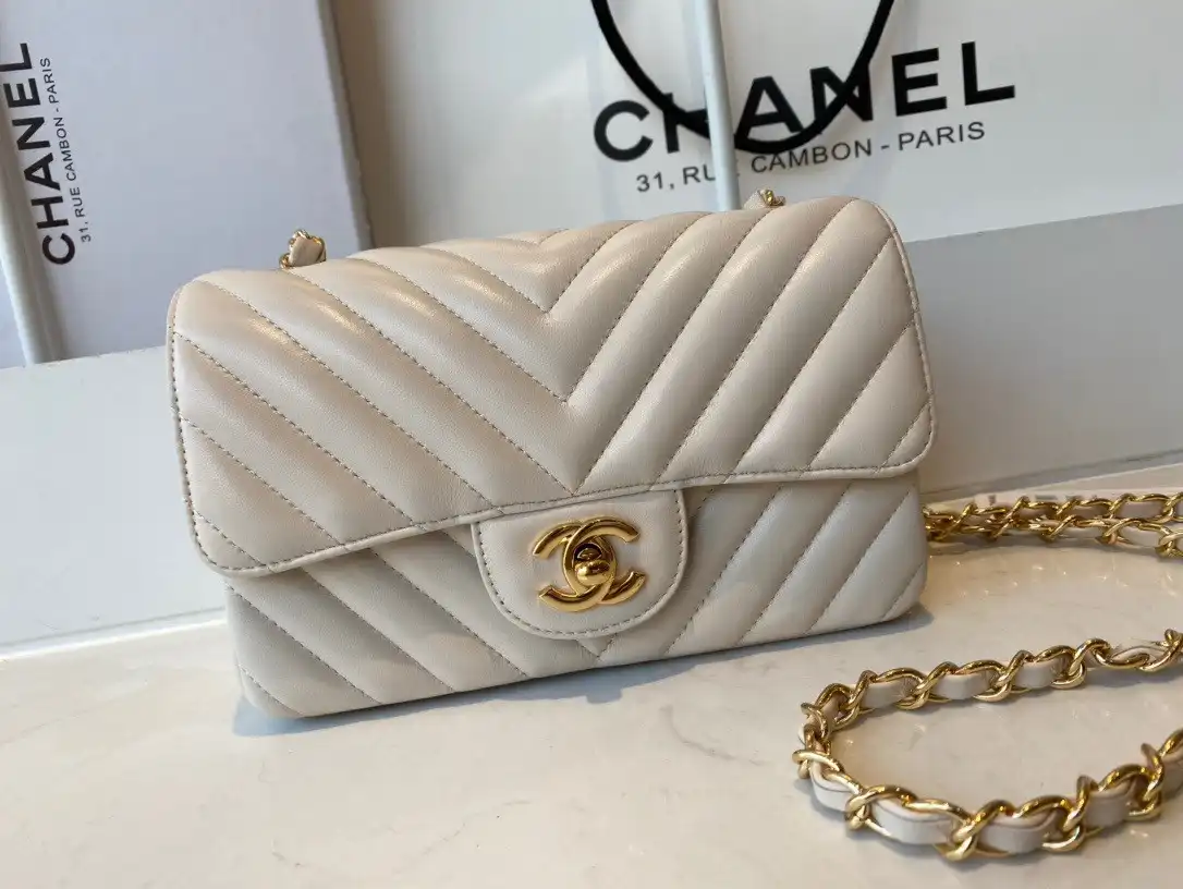 First bag ru CHANEL FLAP BAG LAMBSKIN 20CM