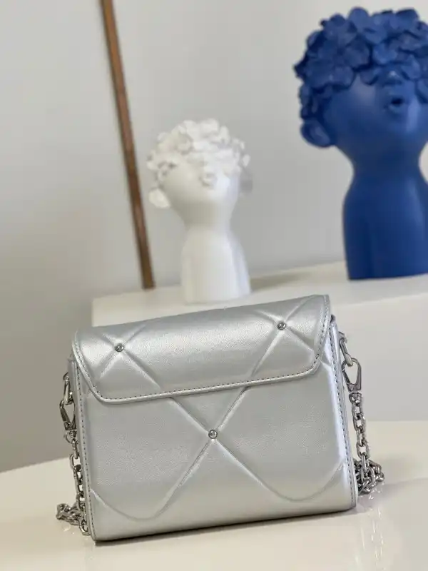 LOUIS VUITTON TWIST PM