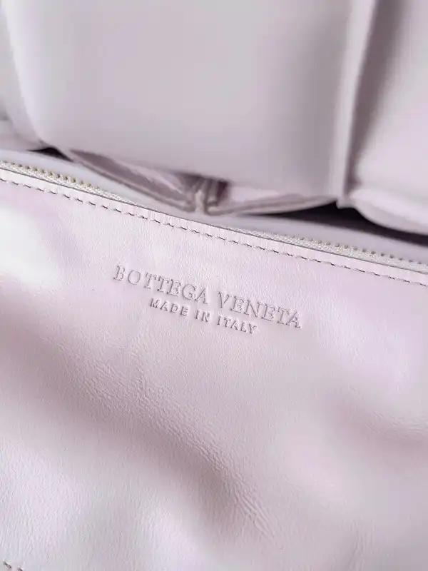 Firstbag Ru BOTTEGA VENETA THE CHAIN CASSETTE